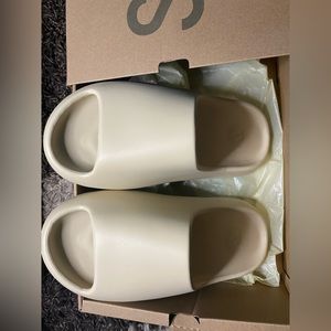 🎄SALE🎄 Yeezy Slides “Bone”